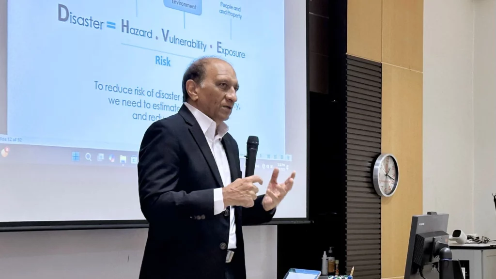 Dr. Naveed Anwar presents at seminar at Chulalongkorn